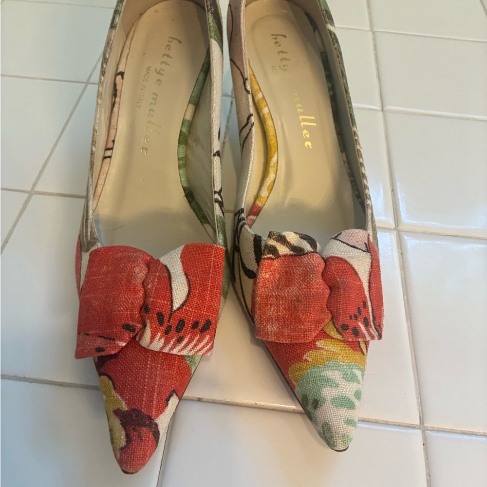 Bettye Muller Red and Green Heels Elegant Leather Design